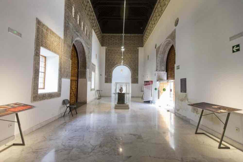 <p>Que? palacio para la familia palomeque</p><p style="text-align: start">Quien? la familia palomeque</p><p style="text-align: start">Donde? barrio judío</p><p style="text-align: start">Por qué? para vivir</p><p style="text-align: start">Cuando? siglo 14</p><p style="text-align: start">Estilo? arte mudejar</p><p style="text-align: start">Materiales? ladrillo, yeso, madera (techo)</p>