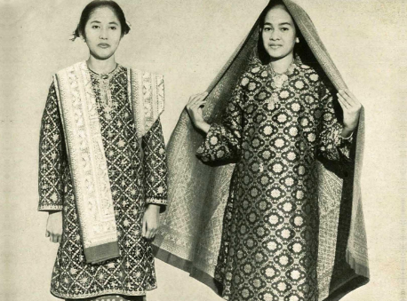 <p>Triangular motif</p><ul><li><p><span>Indonesian name for a triangular motif</span></p></li><li><p><span>This triangle motif's meaning is <strong><em>divinity, knowledge, and power</em></strong>.</span></p></li></ul><p></p>