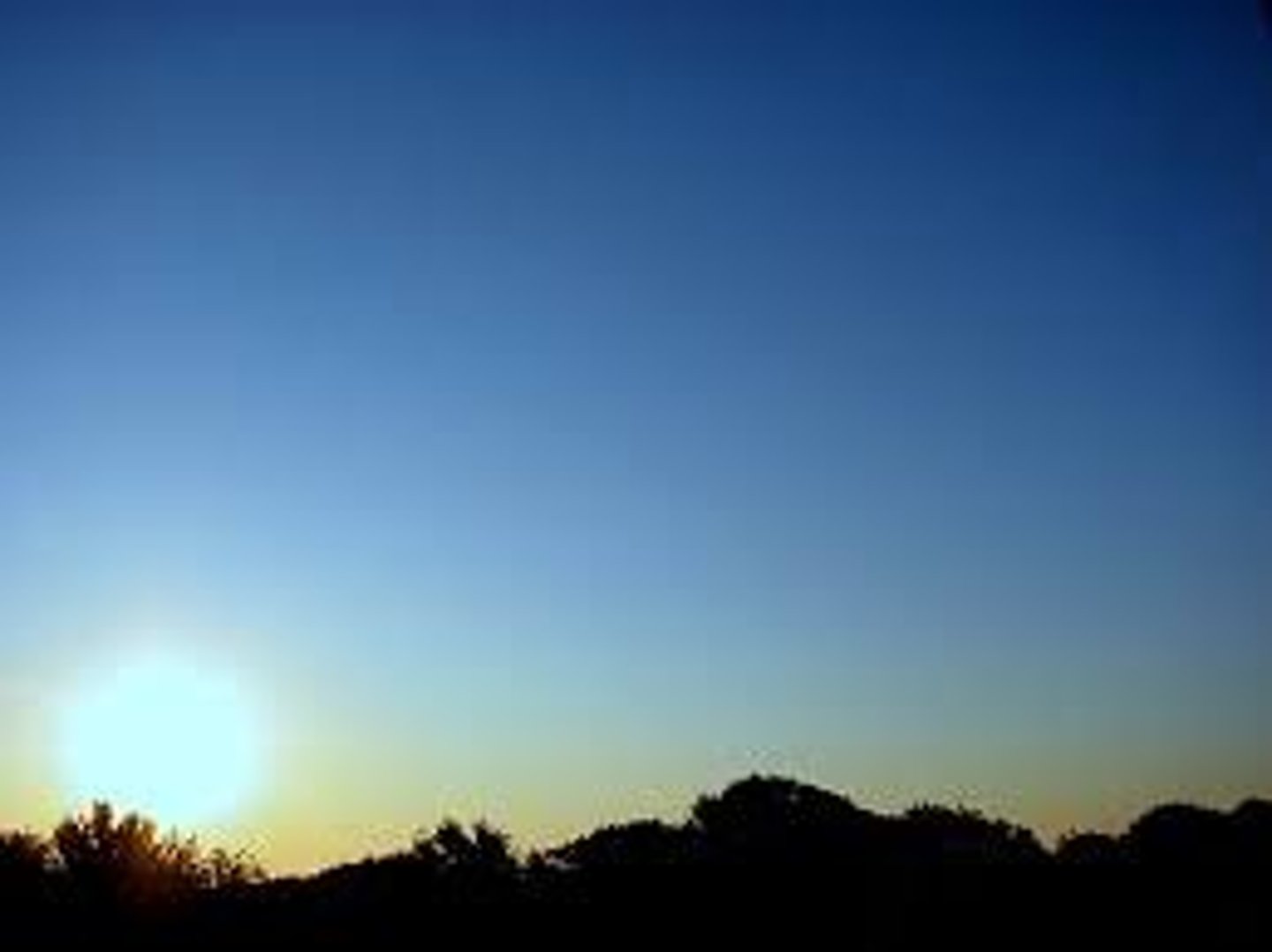 <p>безхмарний</p>