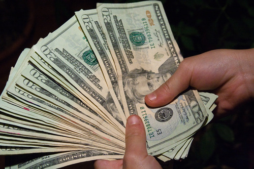 <p>C1: to have just enough money to pay for the things that you need</p><p>kiếm đủ sống </p><p>It’s not easy to ….. with a big family, but somehow we manage, </p><p></p>