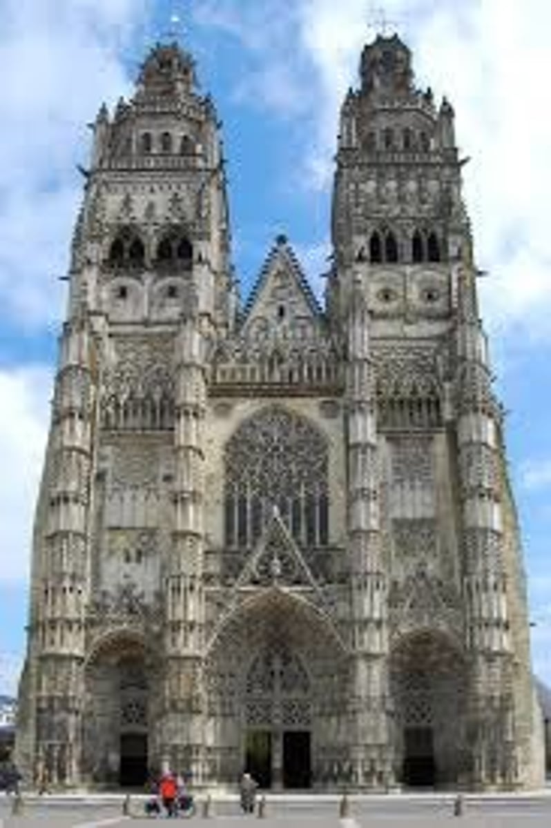 <p>le vicaire de la cathédrale Saint-Galatien de Tours</p>