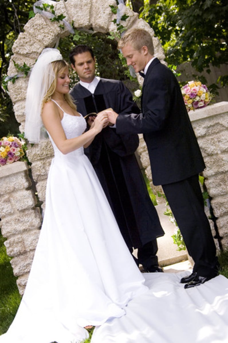 <p>to get married</p>