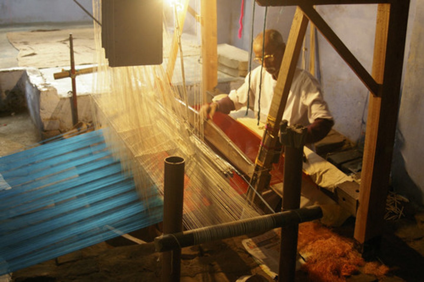 <p>dệt (The threads are woven into fabric.)</p>