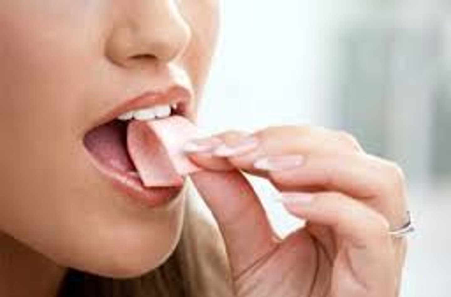 <p>mâcher, écraser des aliments avec les dents</p>
