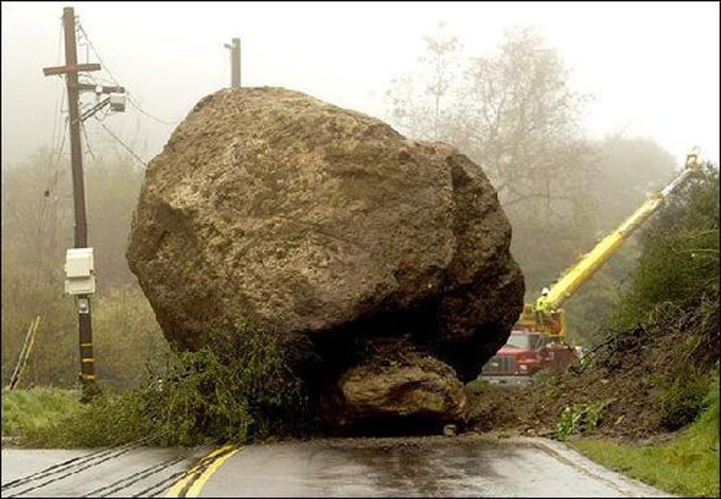 <p>To block a road, passage, etc.</p><p>(cản trở, chắn đường)</p><p>= block, impede</p><p>(chặn, ngăn cản)</p><p>&gt;&lt; clear, facilitate</p><p>(dọn đường, tạo điều kiện)</p>