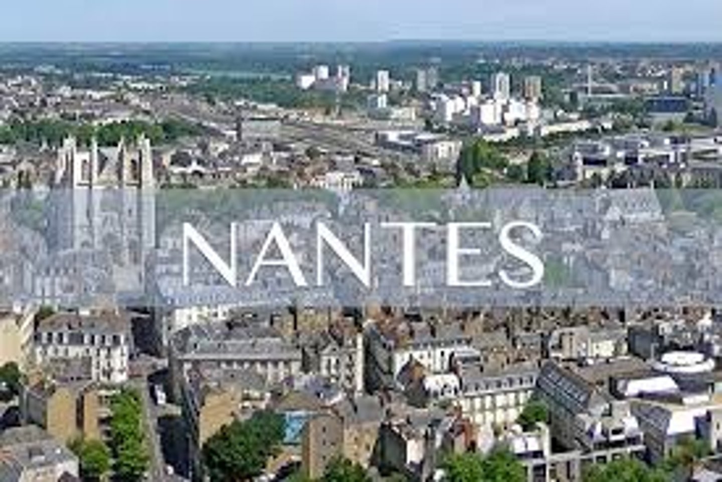 <p>306 694 habitants</p>