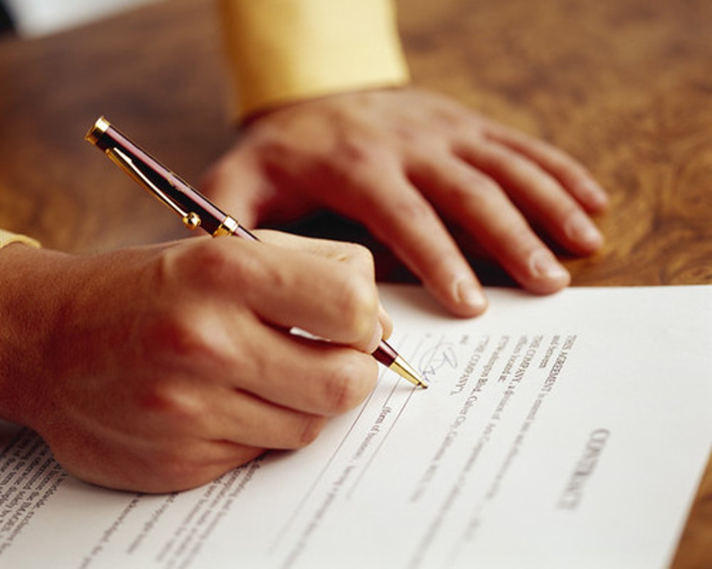 <p>Contract (n) /ˈkɑːntrækt/<br>(v) /kənˈtrækt/ (+ a marriage/ an alliance)</p>