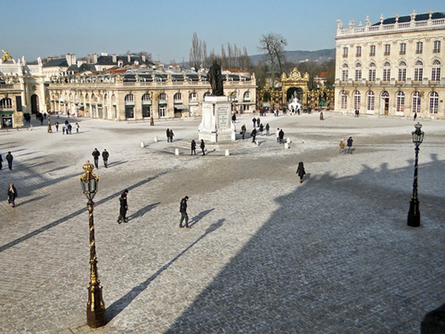 <p>het plein , de (markt) plaats</p>