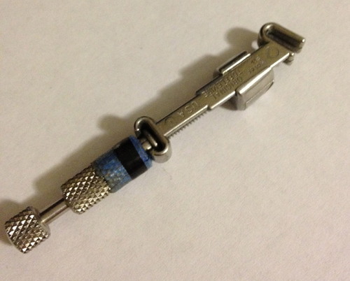 Device that holds/adjusts the matrix band in position