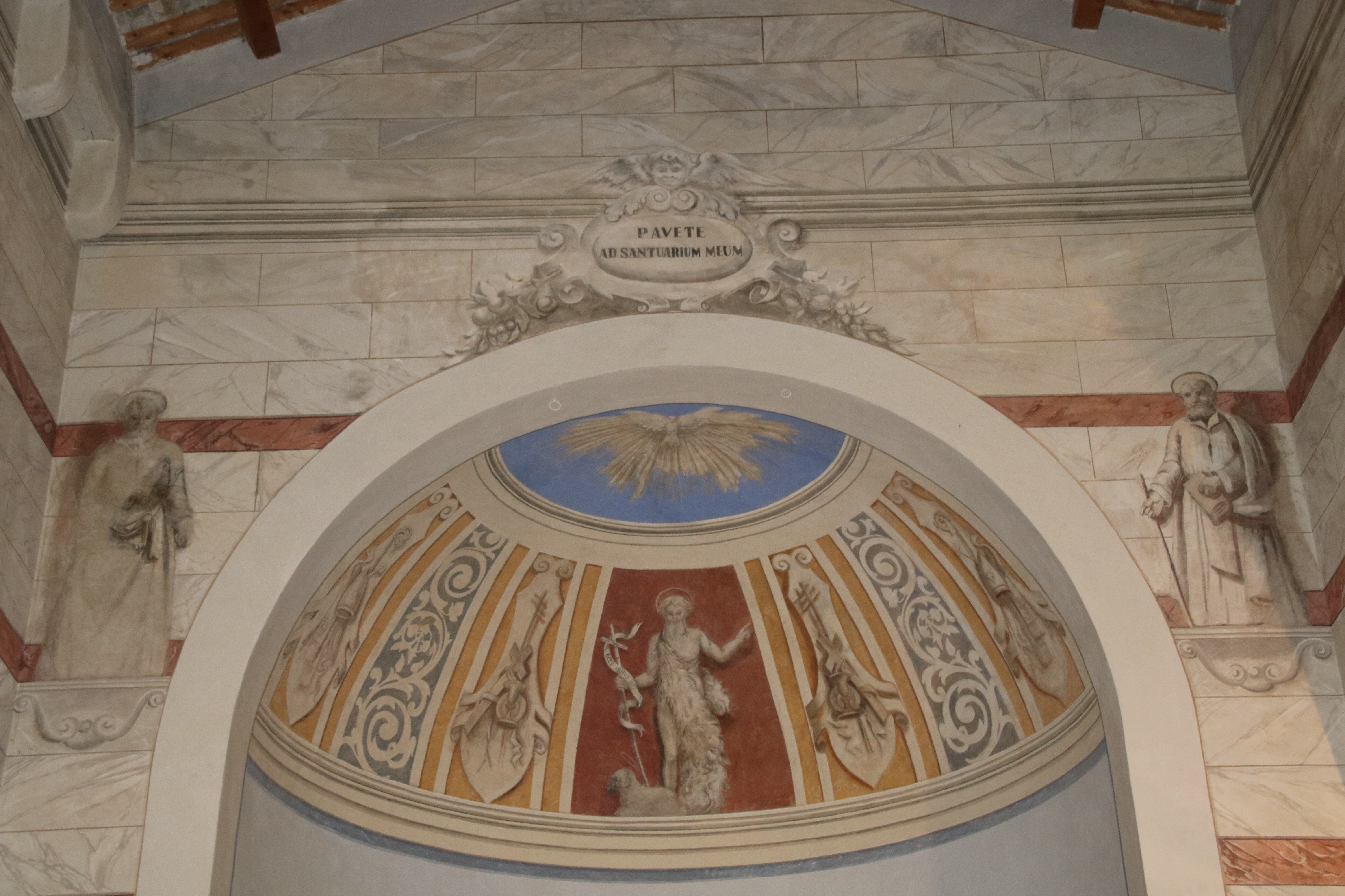 <p>Le "cupole a catino", o "catino absidale", sono cupole a calotta semisferica che terminano un'abside o una nicchia</p><p>Oppure</p><p>Il "catino absidale" (o anche "conca absidale") è la volta a calotta semisferica che copre l'abside di una chiesa, o di un'altra costruzione architettonica a pianta semicircolare o poligonale</p><p></p>