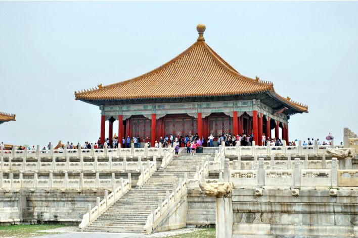 <p>which was used as the emperor’s transit lounge. Here he would make last-minute preparations, rehearse speeches and receive ministers. </p>