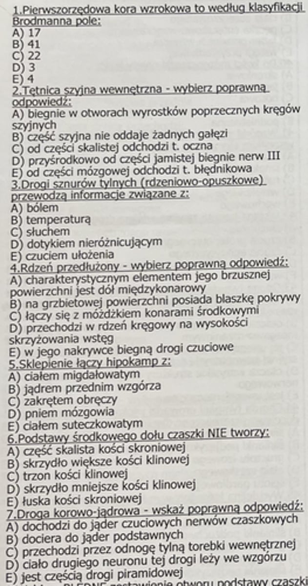 <p>7</p><p>c) Droga korowo-jądrowa (dla mięśni zaopatrywanych przez nerwy czaszkowe, po przeciwnej stronie lub z dwóch stron)</p><p>- neuron I: komórka warstwy V (piramidowej wewnętrznej): ciało w korze ruchowej → akson</p><p>→ wieniec promienisty → kolano torebki wewnętrznej → odnoga mózgu → pęczki podłużne</p><p>mostu → jądro ruchowe nerwu czaszkowego</p><p>- neuron II: nerw czaszkowy</p><p>!!! jądra ruchowe pobudzane z:</p><p>- obu półkul: górna część jądra n. VII, jądro dwuznaczne (n. IX, X, XI), jądro ruchowe n. V,</p><p>- z przeciwległej półkuli: dolna część jądra n. VII, jądro n. XII</p><p>!!! impulsy do jąder ruchowych nn. III, IV i VI są wysyłane z obydwóch stron aby skorelować</p><p>ruchy obu gałek ocznych, z ośrodków pnia mózgowia (ośrodek mostowy skojarzonego</p><p>spojrzenia do boku i jądro pęczka podłużnego przyśrodkowego, które są pod wpływem</p><p>korowego ośrodka skojarzonego spojrzenia do boku w płacie czołowym)</p>