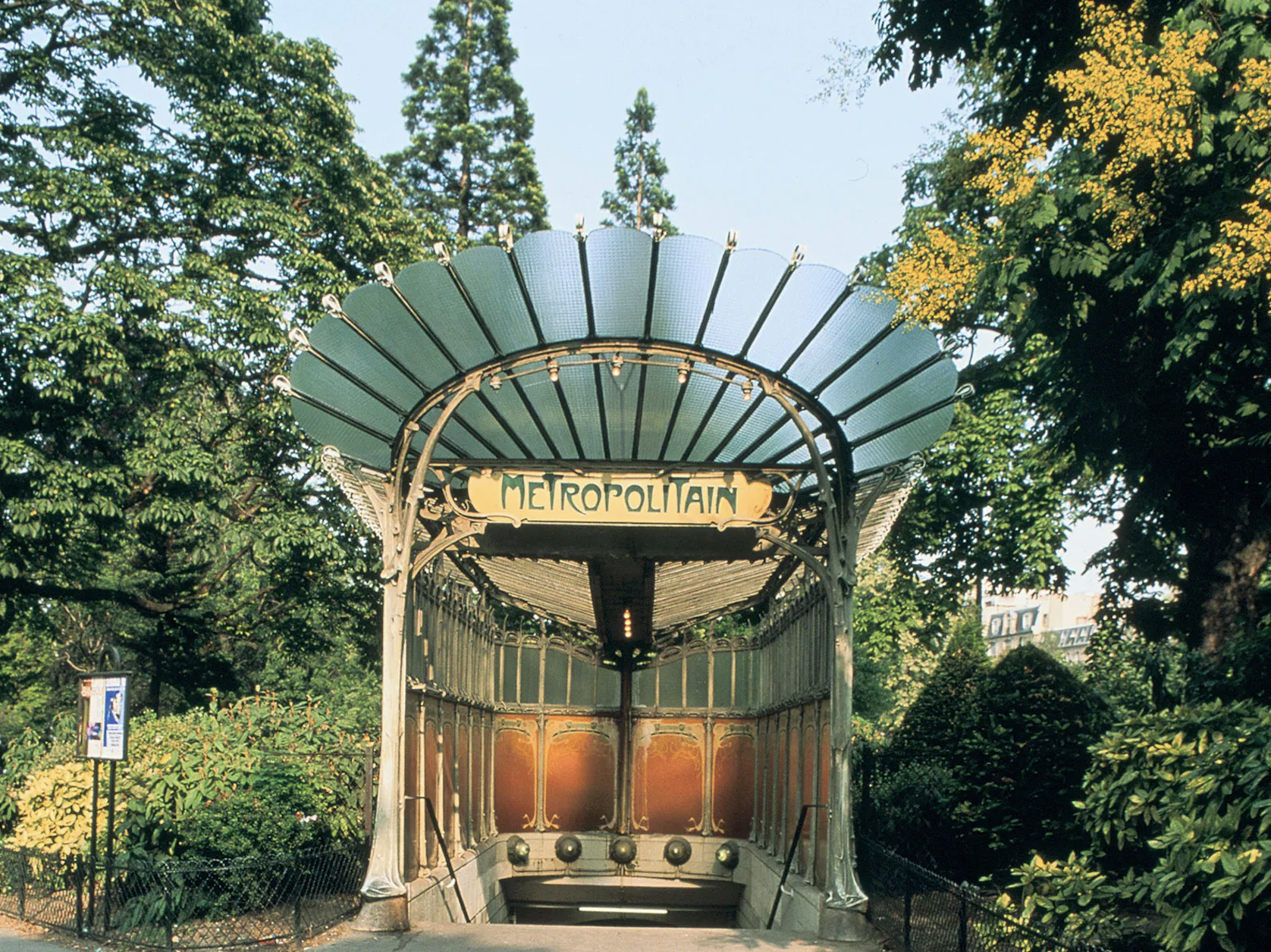 <ul><li><p>new technology of subway stations</p></li><li><p>lightweight metal</p><ul><li><p>curvilinear and organic</p></li></ul></li><li><p>radical > negatively received now celebrated</p><ul><li><p>new architecture celebrates new technology</p></li></ul></li></ul><p></p>