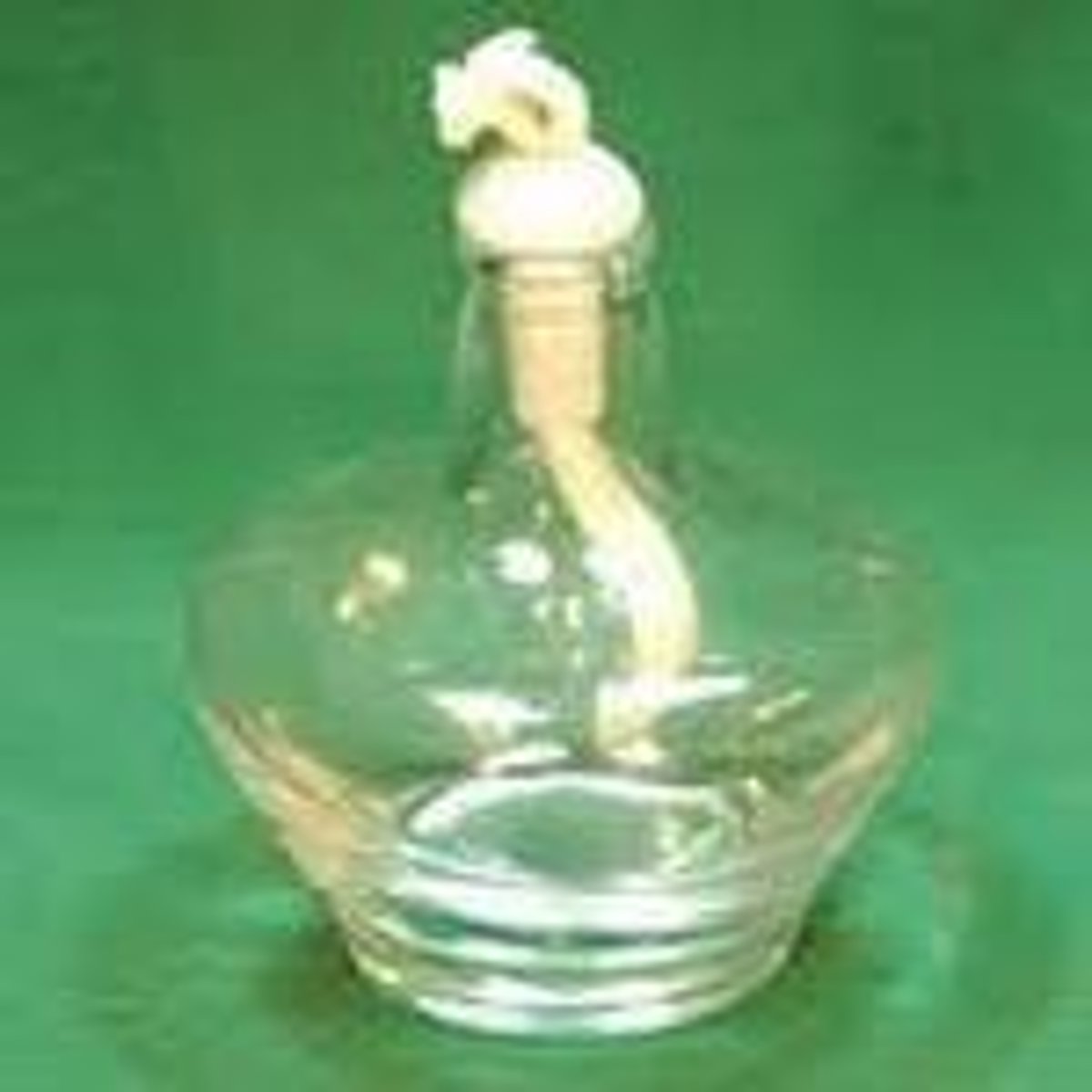 <p>uses denatured alcohol instead of gas</p>