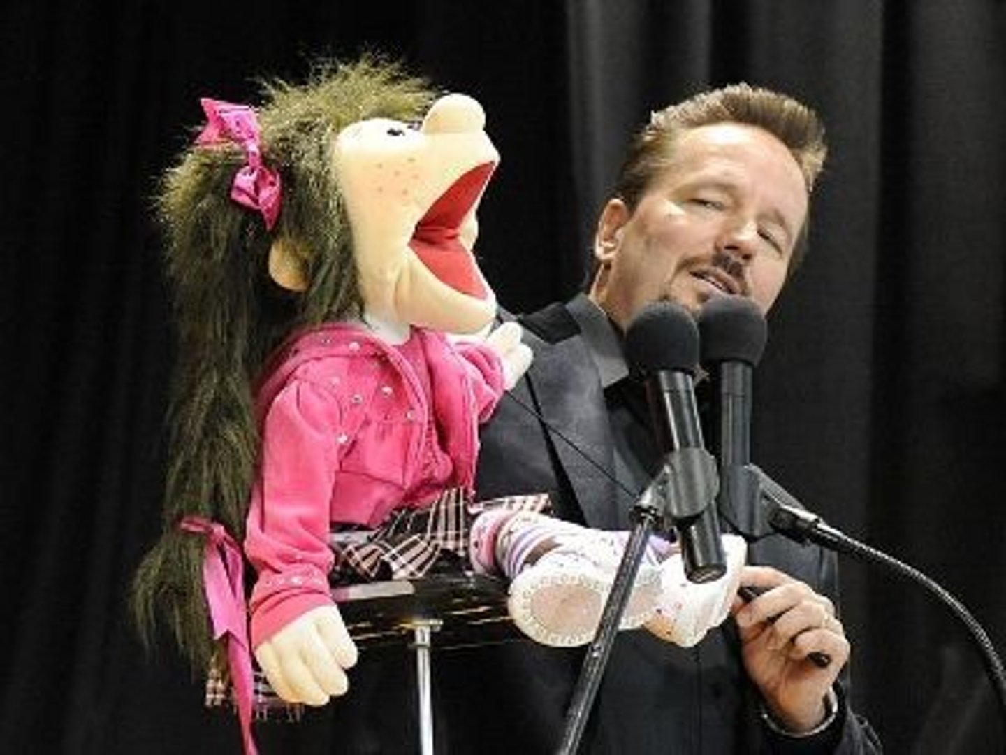 <p>Comedian (n) /kəˈmiːdiən/</p>