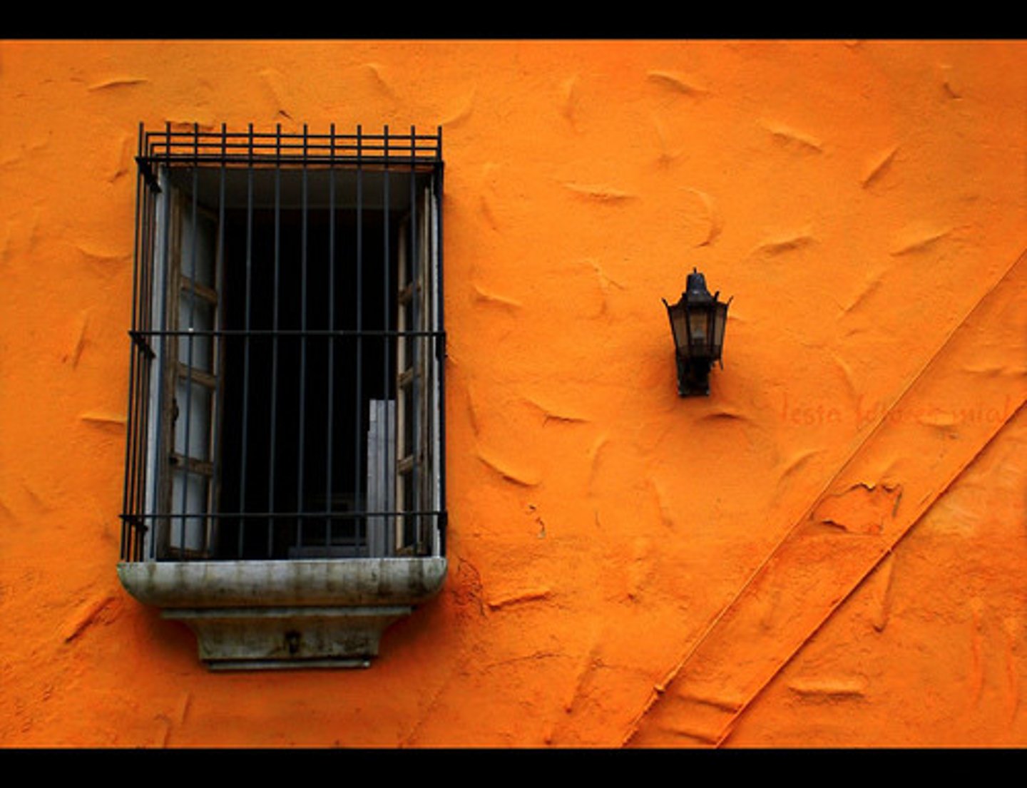 <p>orange</p>