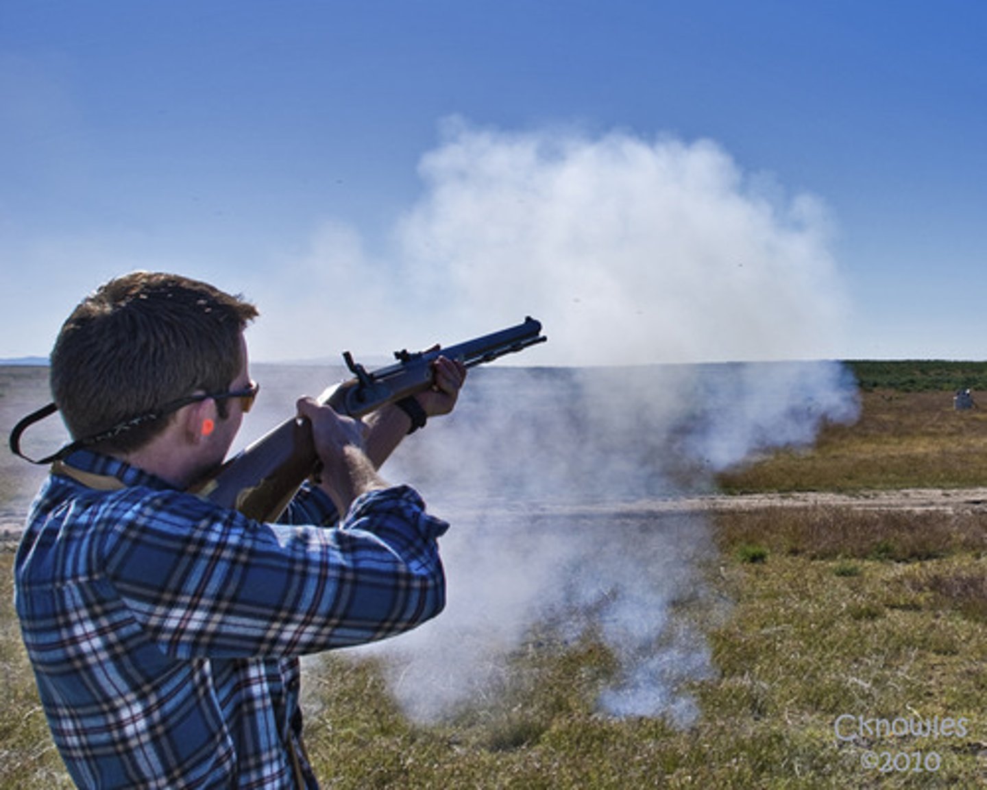 <p>to fire (a gun)</p>