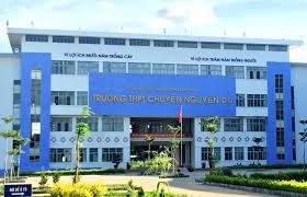 <p>trường chuyên</p><table style="min-width: 50px;"><colgroup><col style="min-width: 25px;"><col style="min-width: 25px;"></colgroup><tbody><tr><td colspan="1" rowspan="1"><p><strong><span>Selective schools</span></strong><span> are established specifically for the brightest students.</span></p></td><td colspan="1" rowspan="1"><p><strong><span>Các trường chuyên</span></strong><span> được thành lập dành riêng cho những học sinh xuất sắc nhất.</span></p></td></tr></tbody></table><p></p>