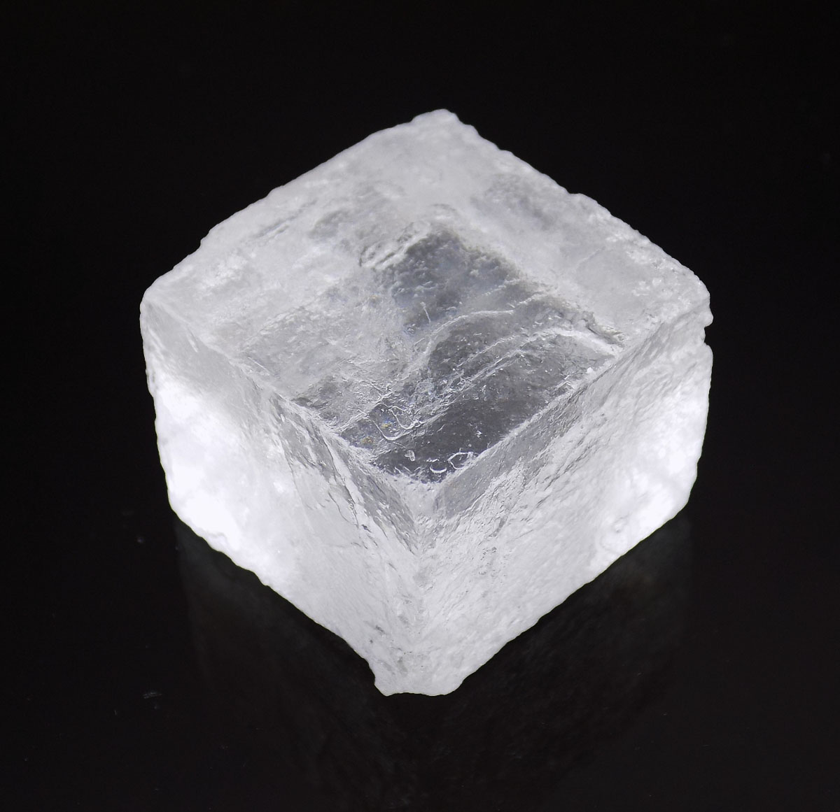 <p>Precipitates from seawater at 9.5% of its original volume. Occurs in thick beds of cubic crystals; only preserved in rocks with absence of dilute groundwater due to high solubility. Rock salt</p><p>Sylvite (KCl) may form with halite</p>