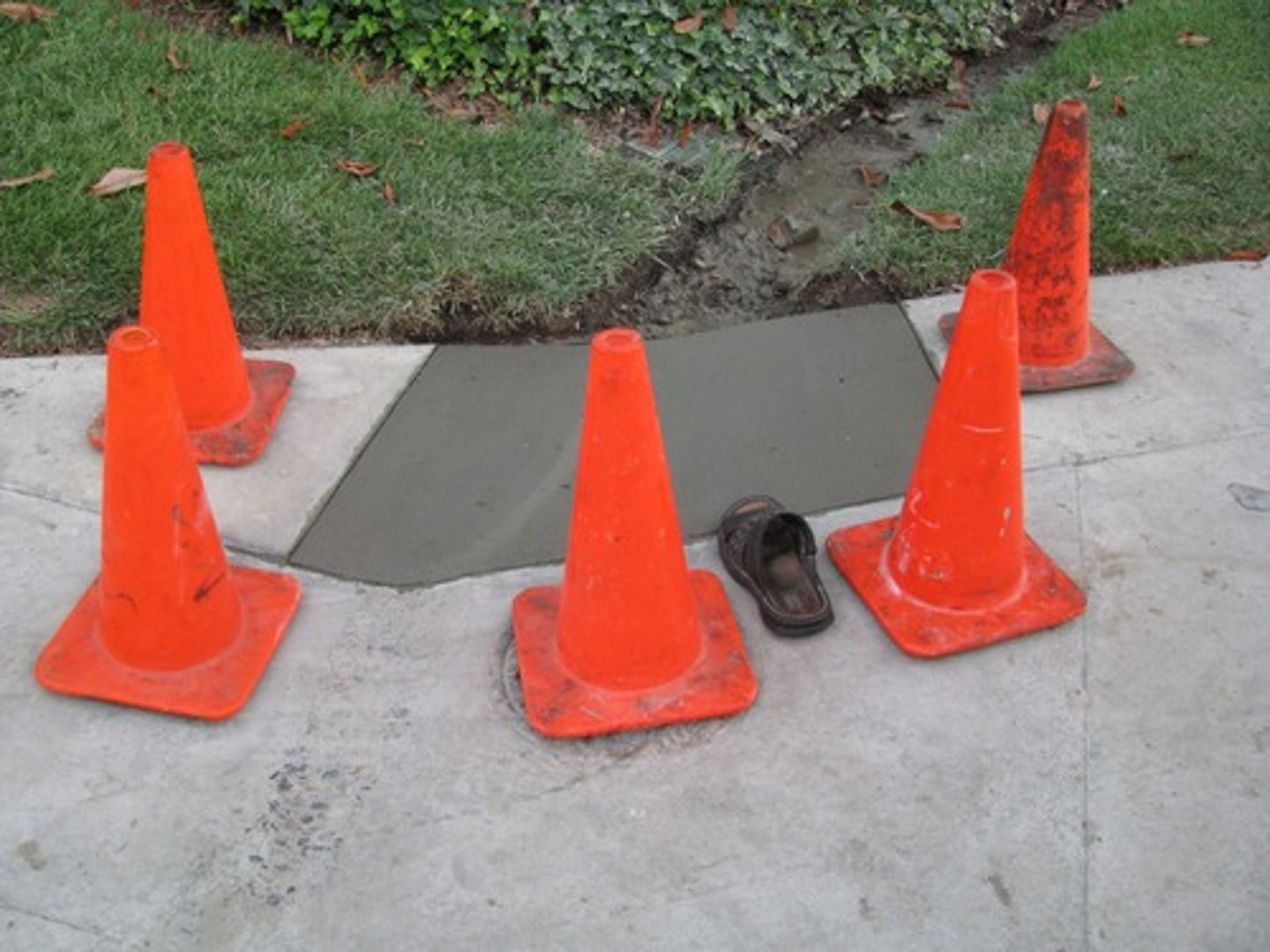 <p>vt. 巩固，加强；用水泥涂；接合</p><p>vi. 粘牢</p><p>n. 水泥；接合剂</p>