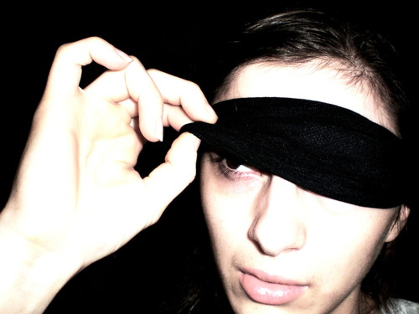 <p>(n) cái nhìn thoáng qua</p><p>eg: The secretary caught a _____ of her new boss as she was leaving the office.</p>