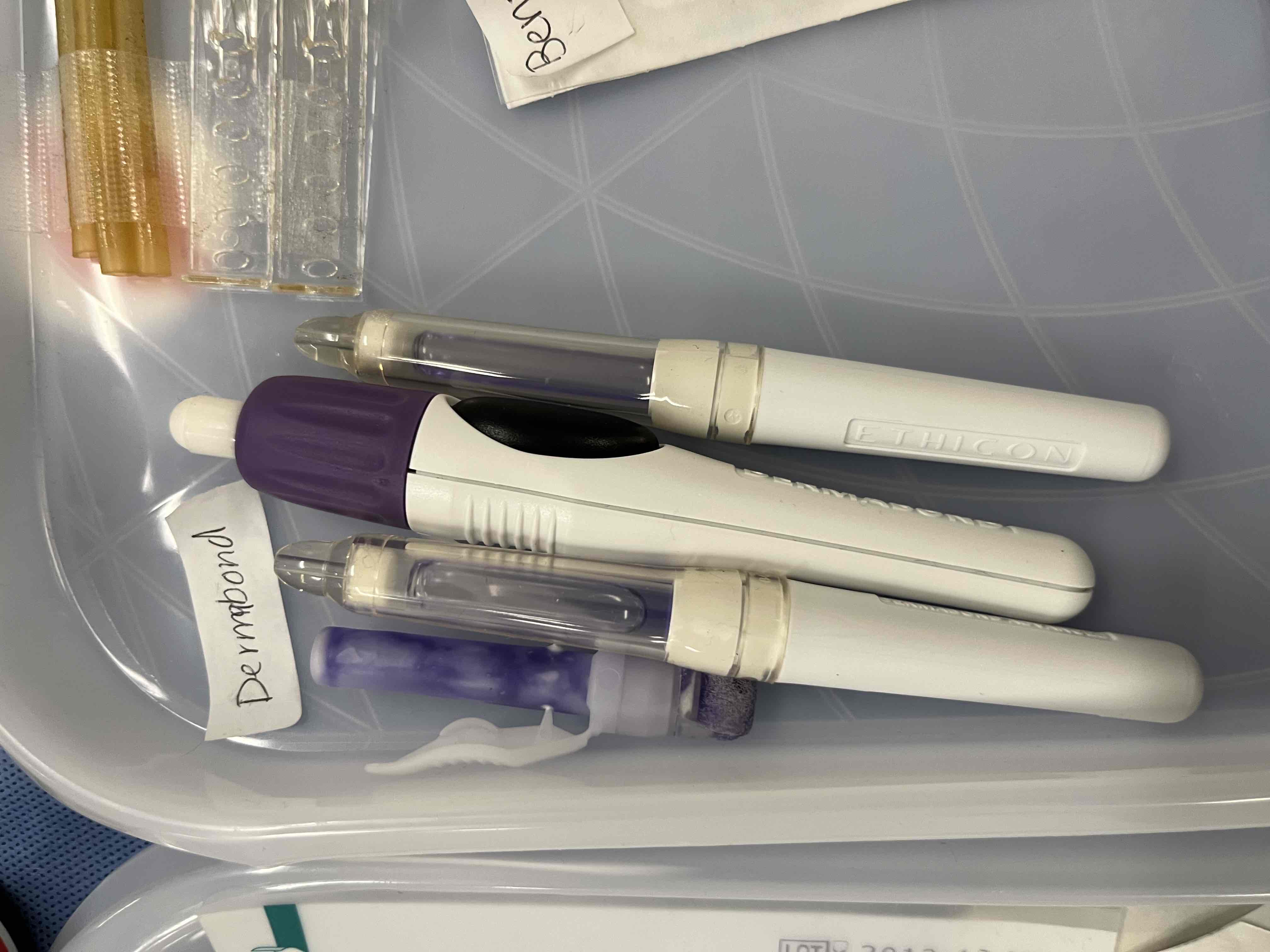 <p>Liquid skin adhesive used to close wounds(used without bandage) (like glue)</p>