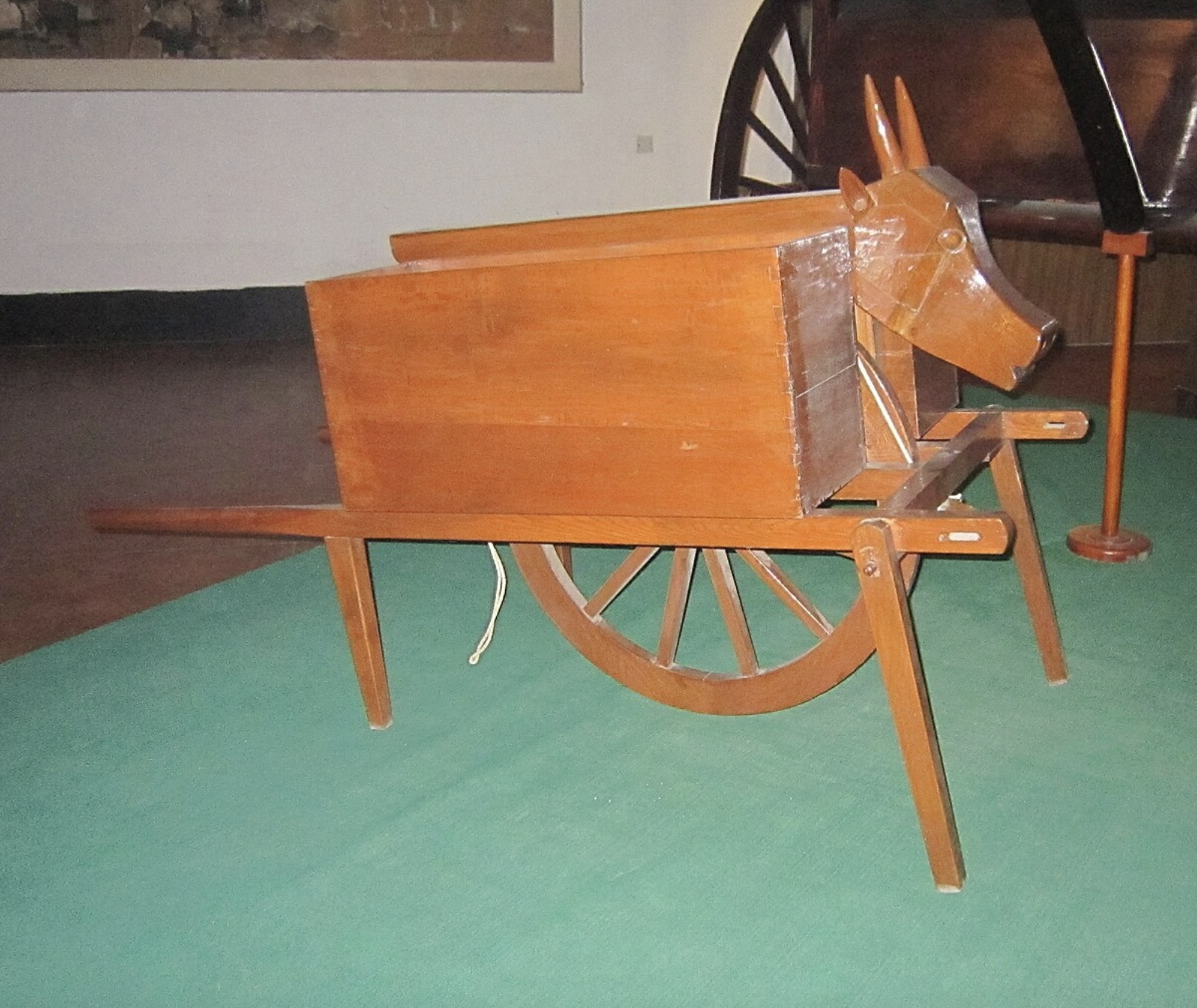 <p><strong>(Somewhat crude) replica of Zhuge Liang's&nbsp; (181-234) 'wooden ox': wheelbarrow drawn by an ox with the supply for four soldiers for one month</strong></p>