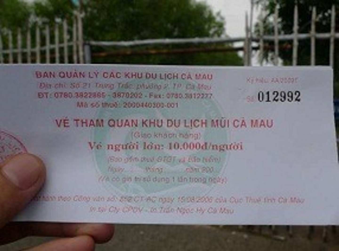 <p>the act of allowing someone to enter a place; the money paid to enter: sự cho phép vào cửa; tiền vé vào cửa</p>