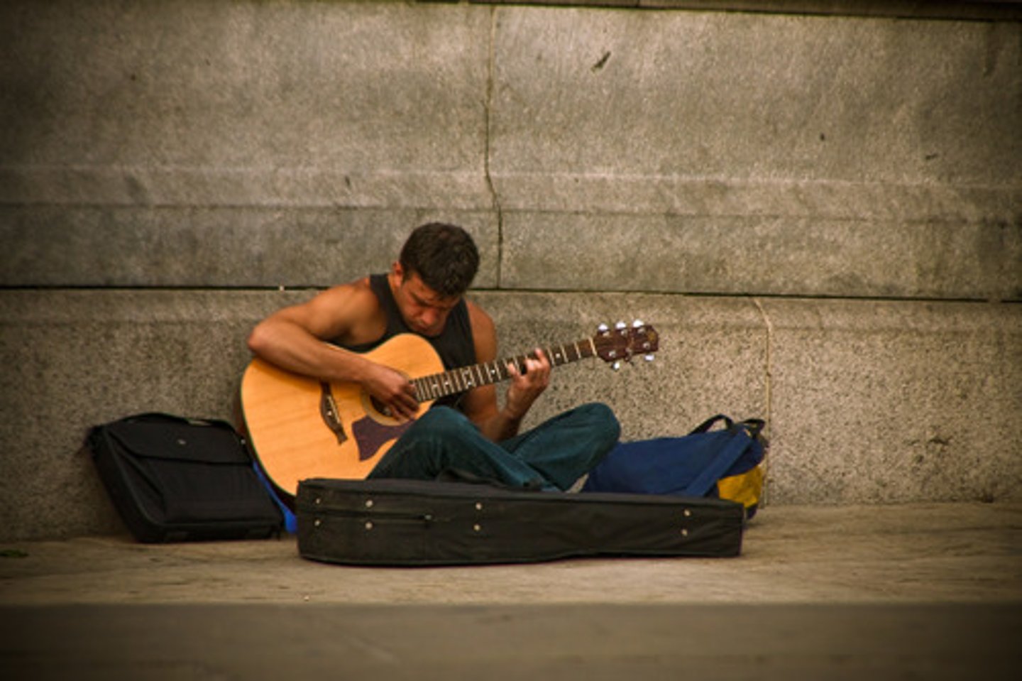 <p>lối thoát/cách giải tỏa</p><p>ex: playing guitar is a great outlet for his stress</p>
