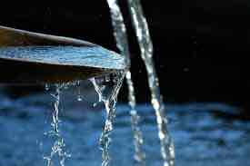 <p>dòng nước chảy</p><p><em>The flowing water of river turns the turbines in the hydroelectric dam, generating electricity</em></p>