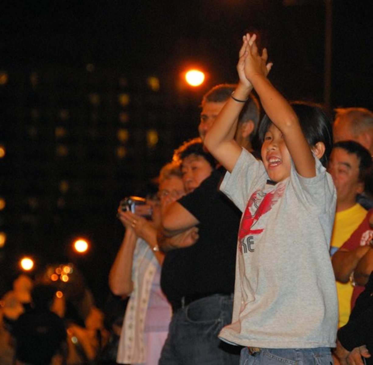 <p>подбадривать</p>