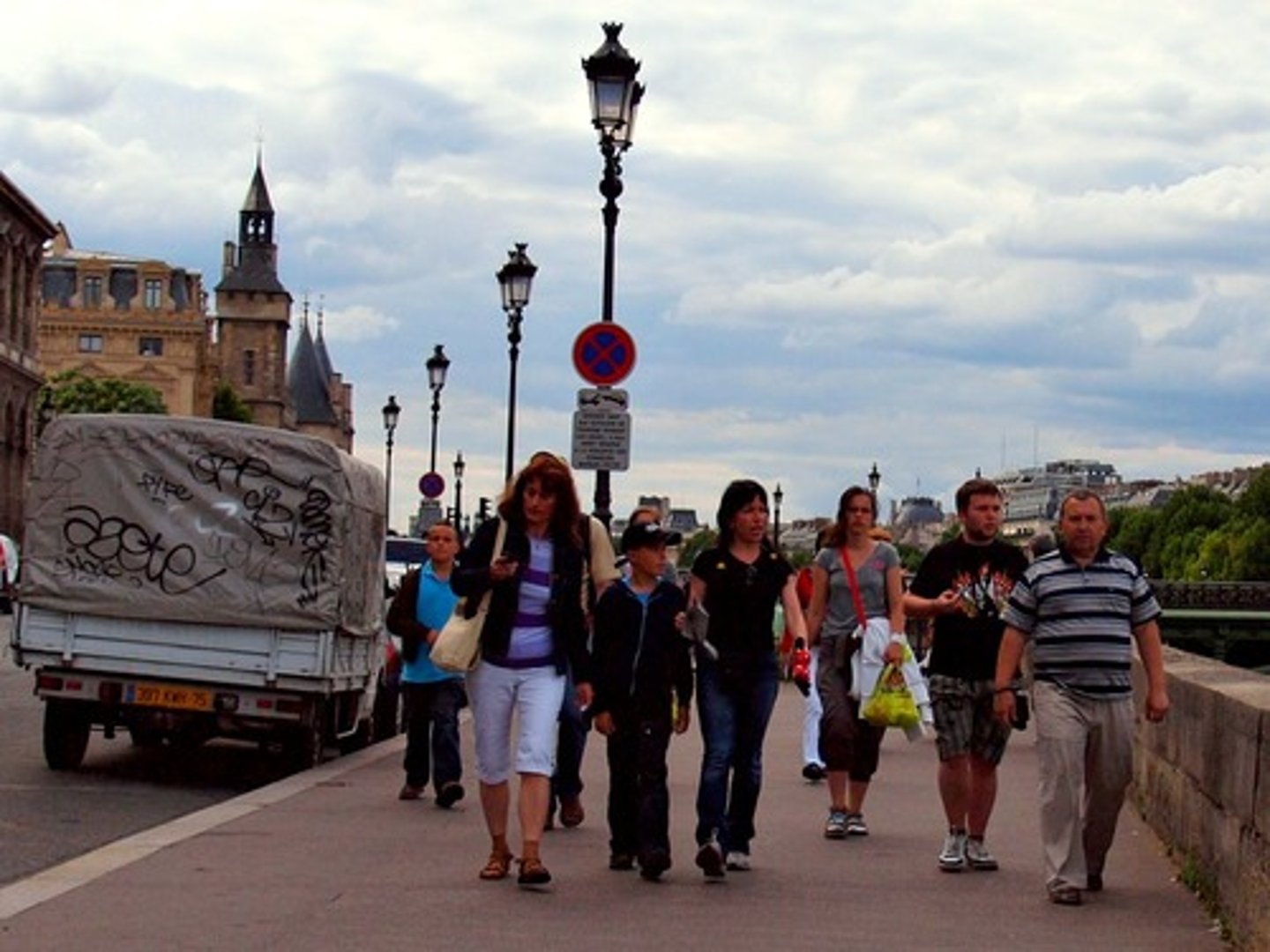 <p>đi lại xung quanh</p>