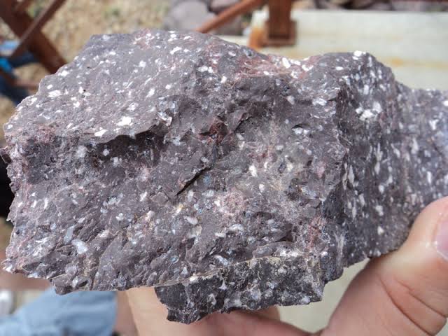 <p>fine grained igneous rock with the same mineral composition as granite. can show gas bubbles</p>