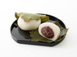 <p>rice cakes wrapped in a oak leave with sweet adzuki beans inside</p>