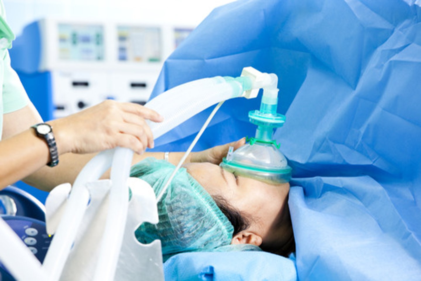 <p>v. /əˈnes.θə.taɪz/</p><p>gây mê</p><p>ex: Dentists sometimes anesthetize the area before filling a cavity.</p>