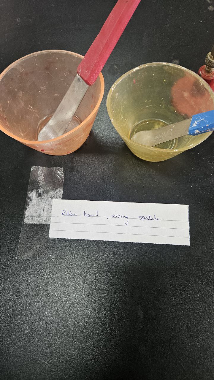 <p>Rubber bowel,mixing spatula</p>