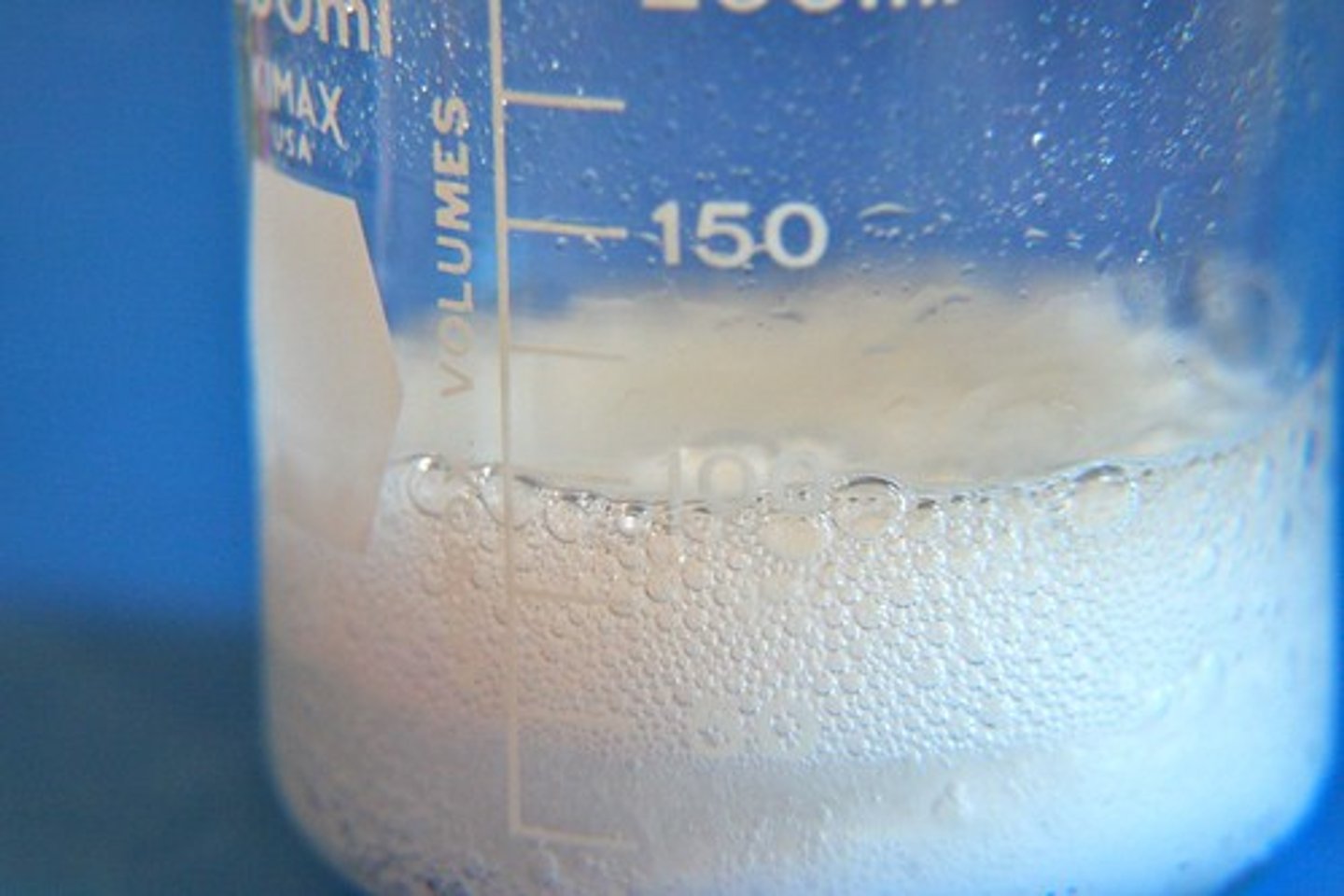 <p>A process during which chemical bonds between atoms are broken and new ones are formed. Producing one or more different substances.</p>