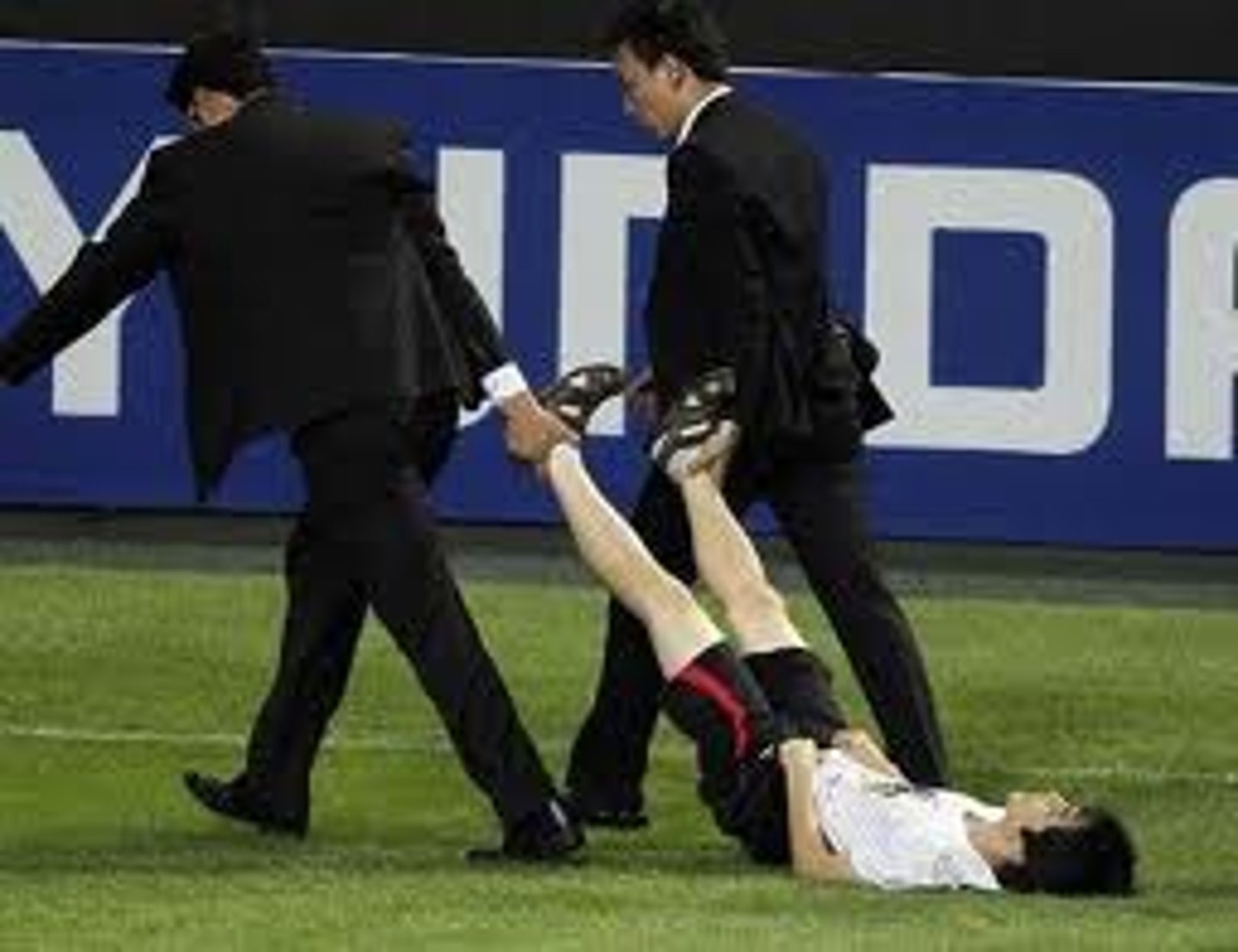 <p>unter den Wagen ziehen</p>