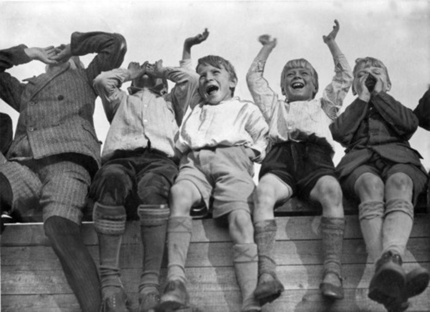 <p>(v.) to shout praise or encouragement</p>