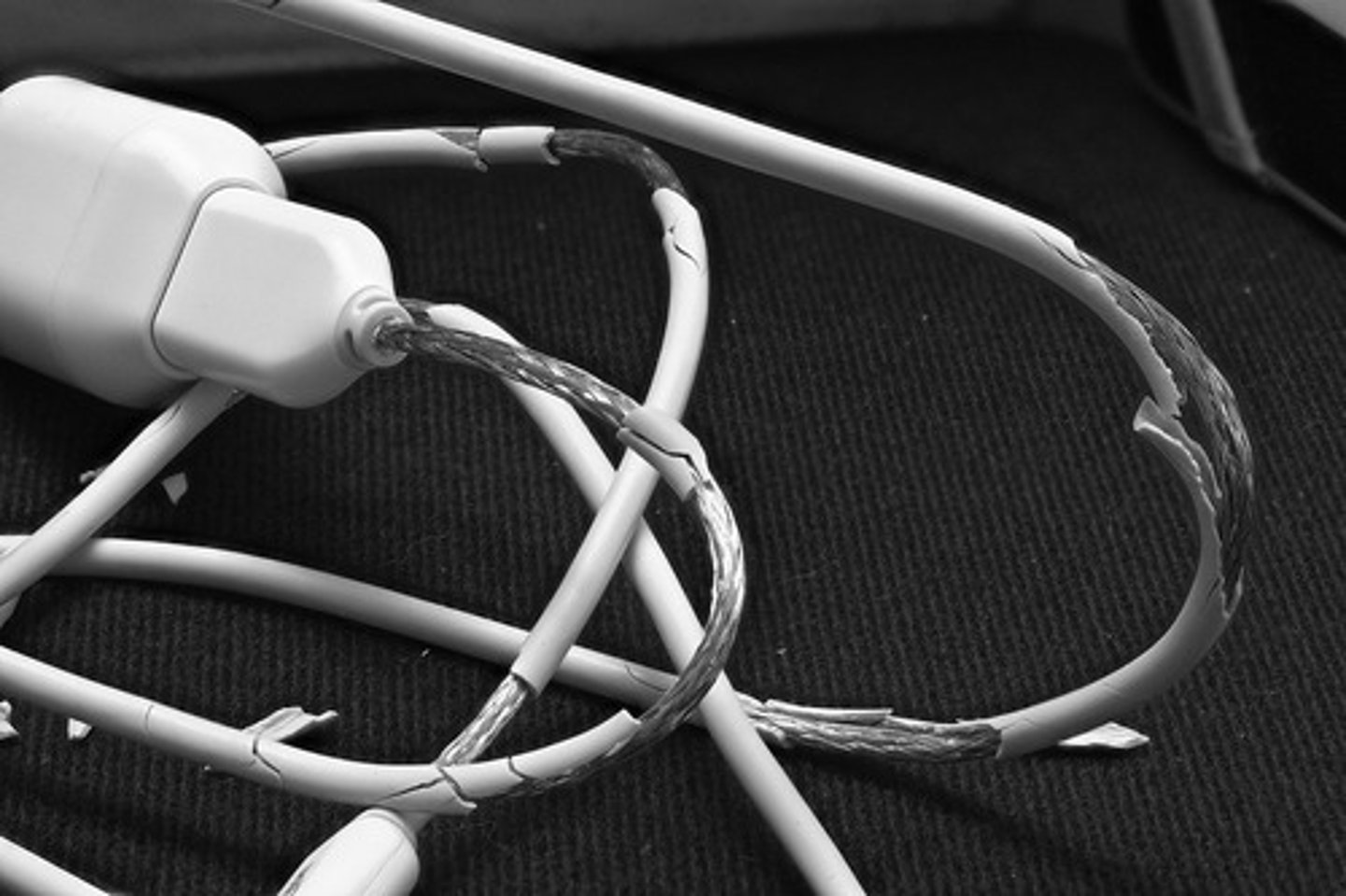 <p>(n) sự sai sót, khuyết điểm, lỗi</p>