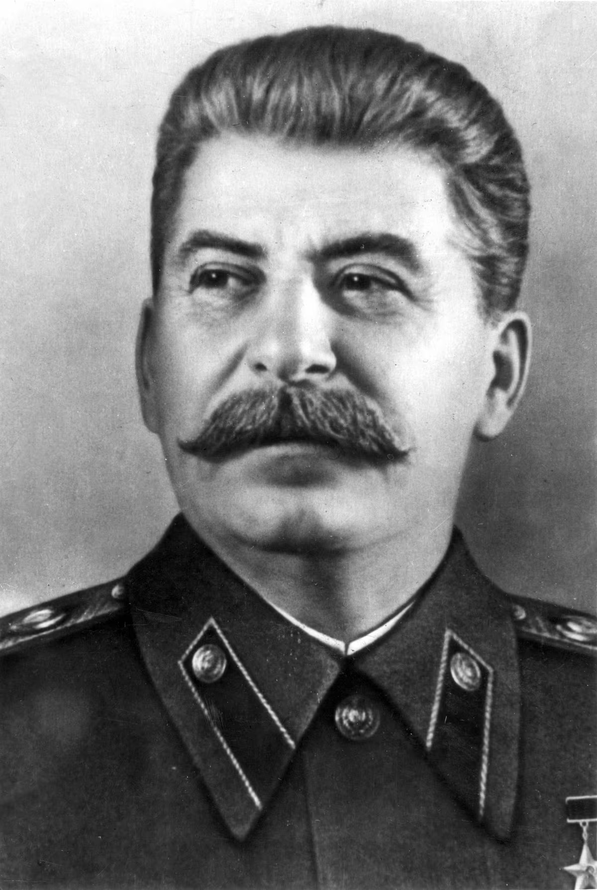 <p><span>Was vanaf 1924 de leider van de Sovjet- Unie. Onder zijn leiding industrialiseerde het land en werd er een totalitaire dictatuur gevestigd, waarin Stalin zelf werd verheerlijkt als grote leider. Onder zijn bewind stierven er miljoenen mensen in strafkampen, door geweld en door honger.</span></p>