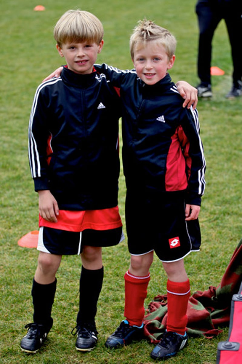 <p>грати разом</p>