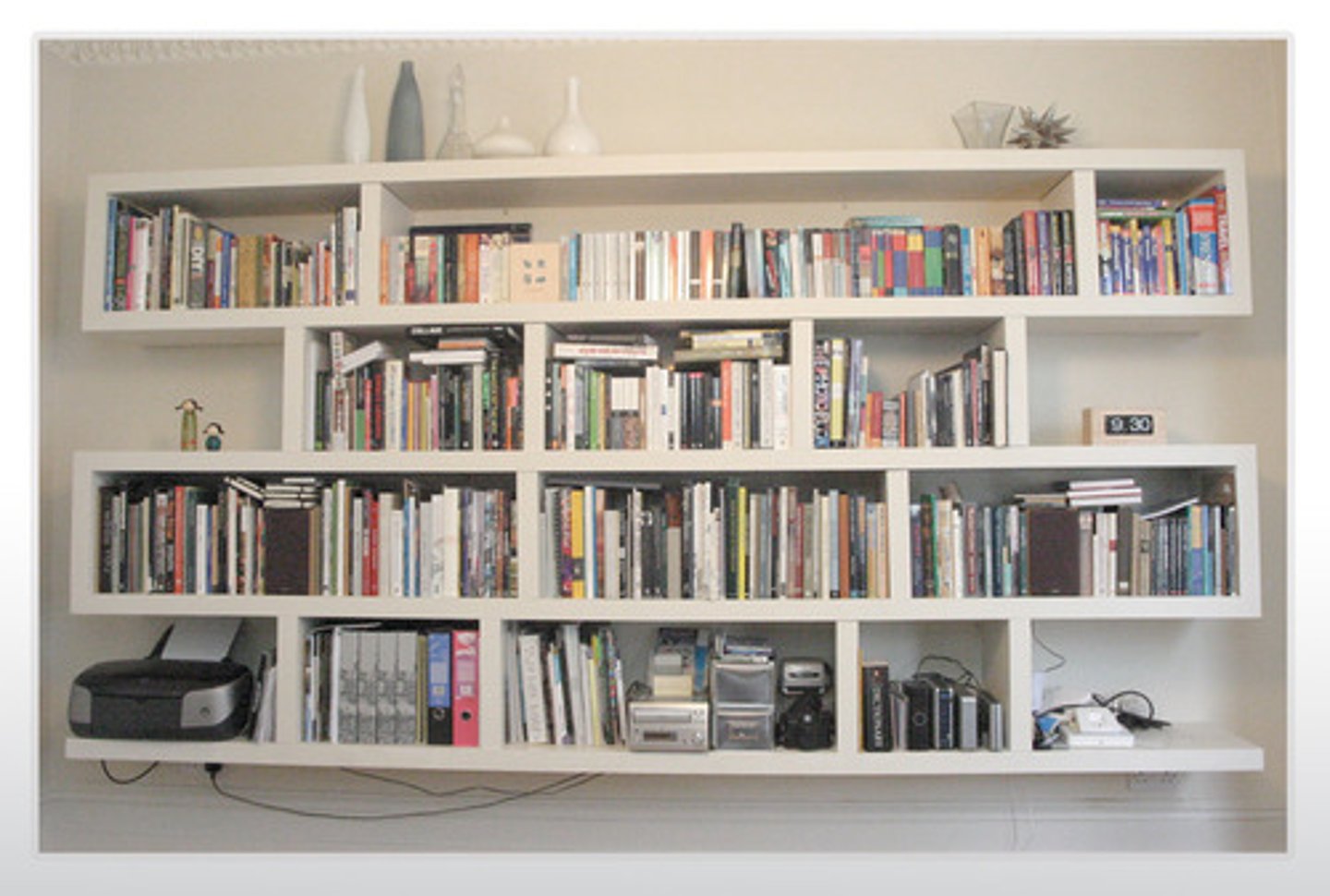 <p>bookcase;bookshelves</p>