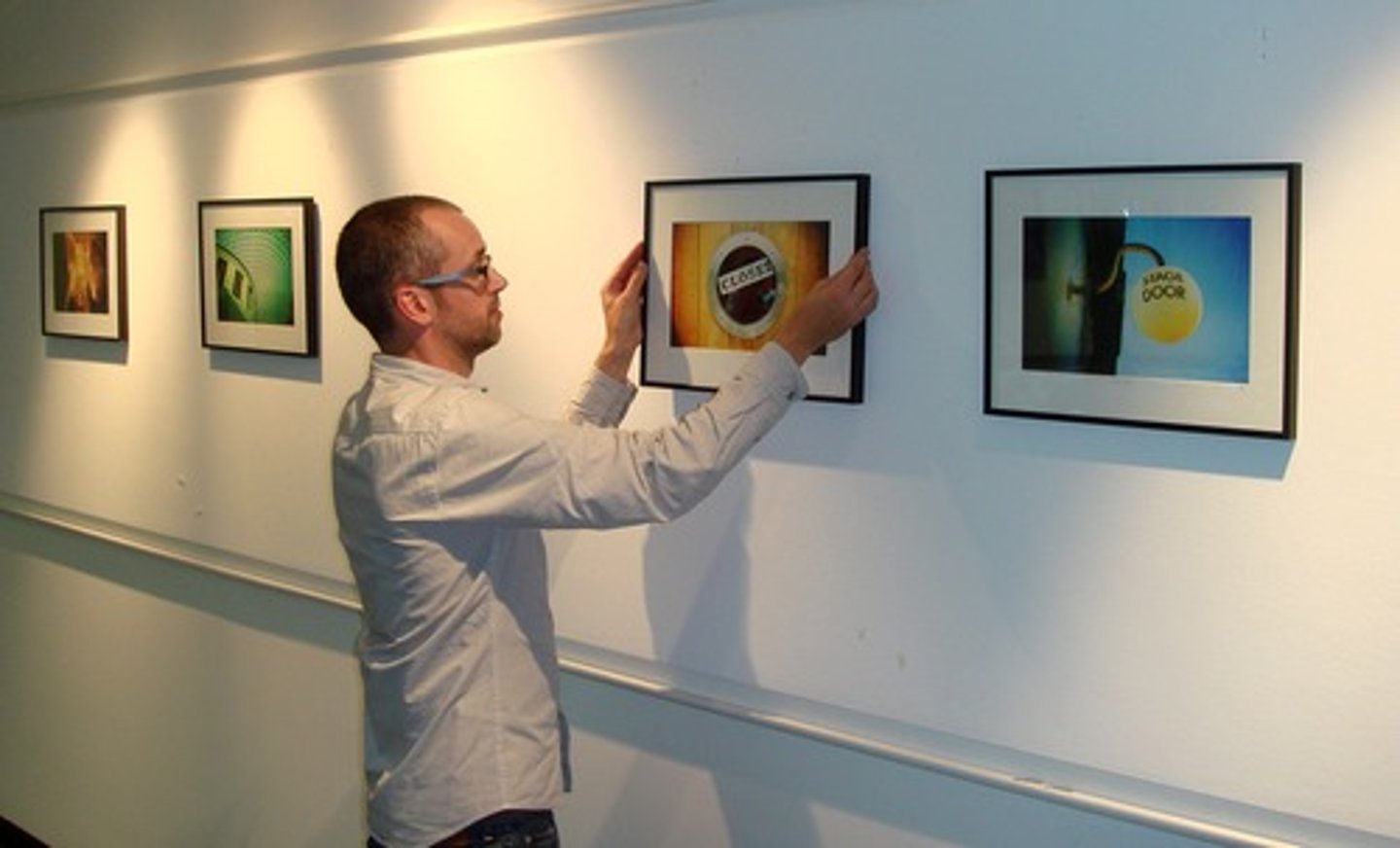 <p>treo một bức tranh</p>