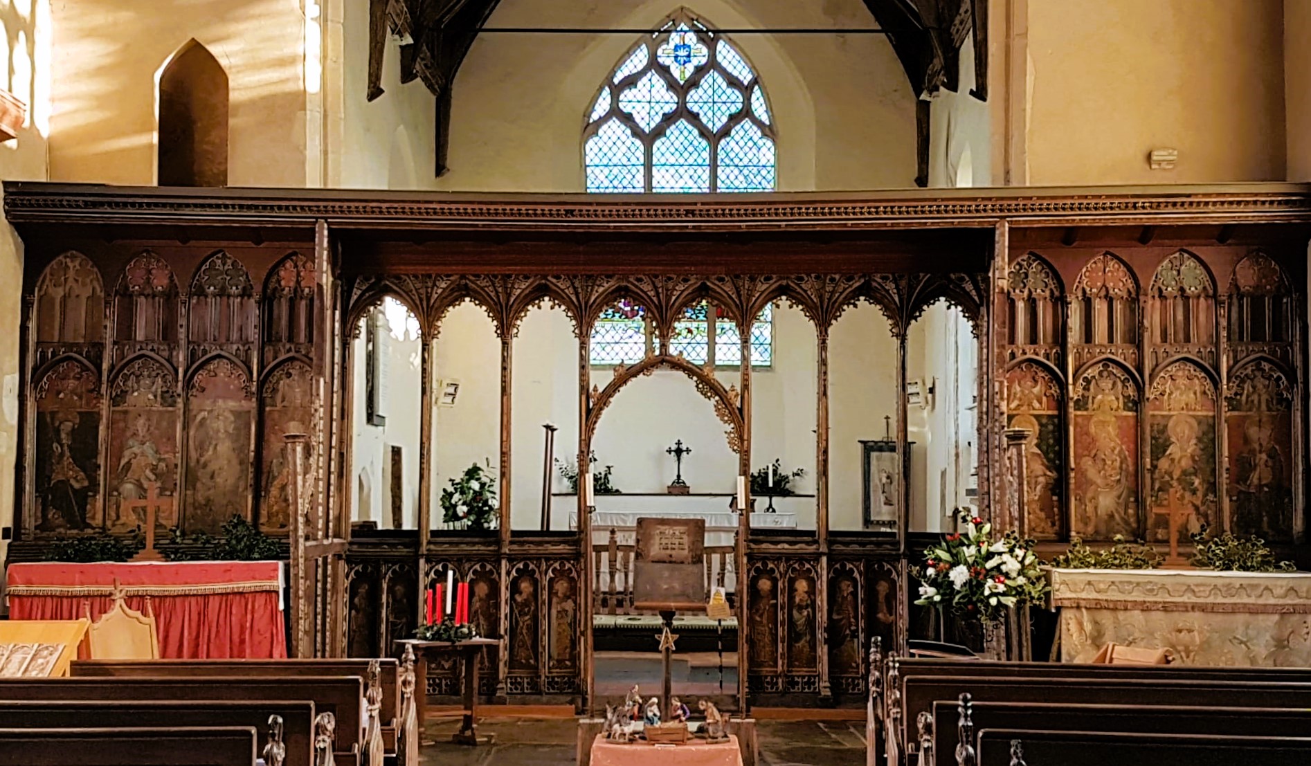<p><span>An ornate partition (usually made of wood or stone) that separates the <strong>Nave</strong> (where people sit) from the <strong>Choir/Chancel</strong> (the sacred area)</span></p>