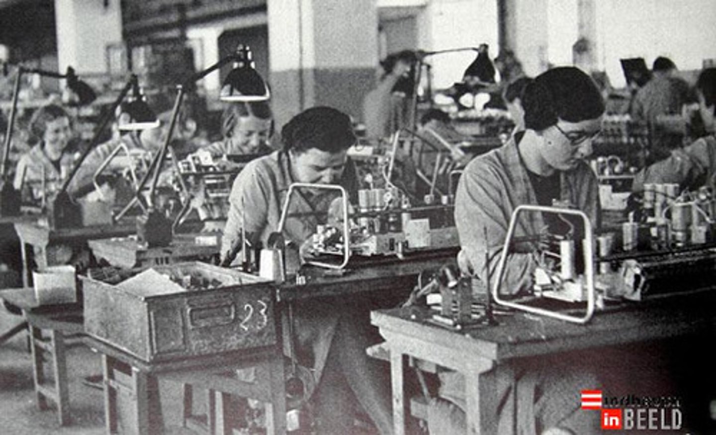 <p>Met machines grote hoeveelheden van dezelfde producten maken.</p>