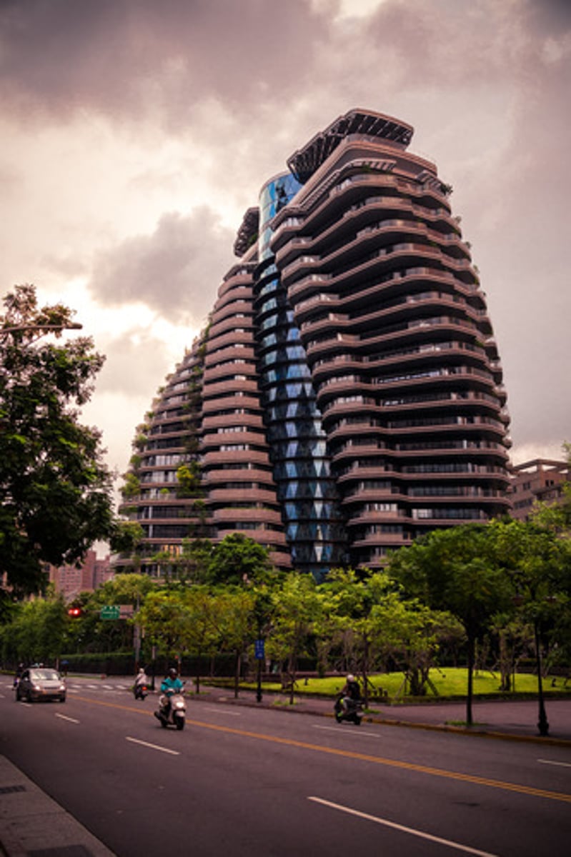 <p>Where was the Tao Zhu Yin Yuan tower built? The building looks like a DNA double helix and is characterized by its environmental sustainability. The architect is the Belgian Vincent Callebaut. The building is finished in 2018.</p>