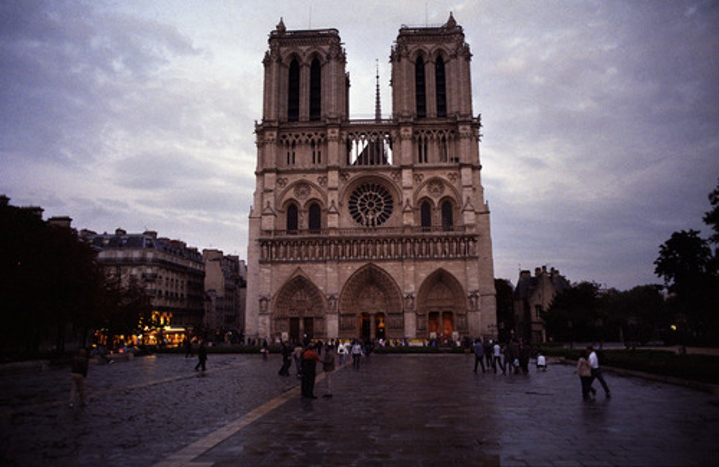 <p>L'exemple le plus connu de l'architecture gothique. Cette cathédrale du 12e siècle se trouve sur l'île de la cité.</p>