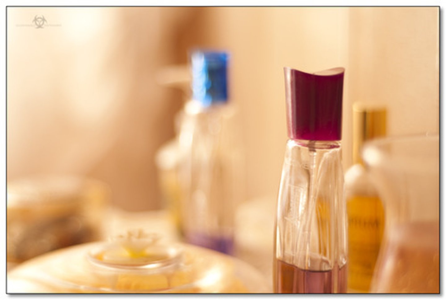 <p>(n): bản chất, tính chất, cốt lõi, điều quan trọng nhất</p><p>- tinh chất ( a strong liquid, usually from a plant or flower)</p>