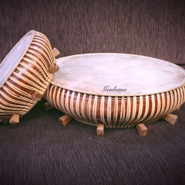 <p>A type of musical form. Performed by singing in groups and often competetive manner.</p>